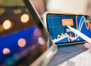 Analist multi-piață care examinează opțiuni pe Bitcoin, Ethereum și forex